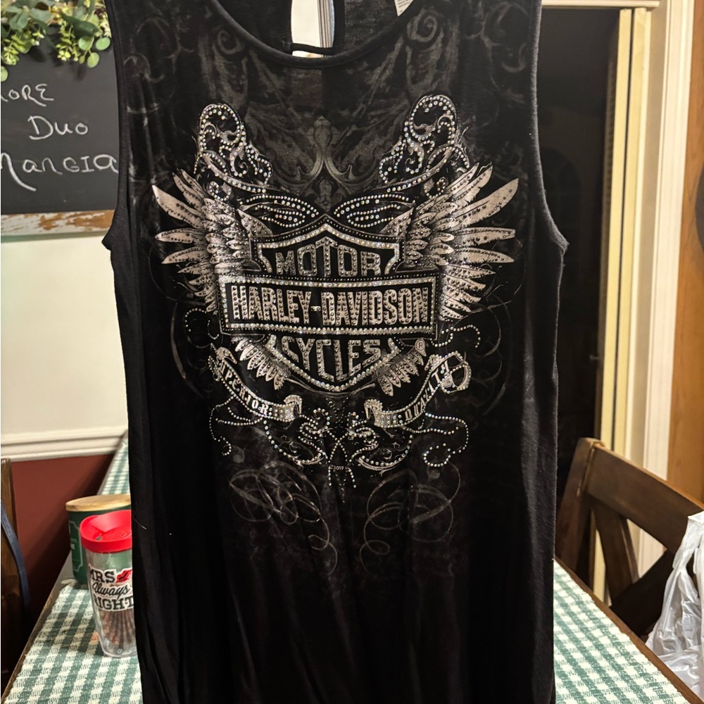 Such a cool summer shirt to wear with your leather pants or just leggings!